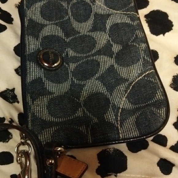 Iam selling a coach wristlet - Picture 4 of 4